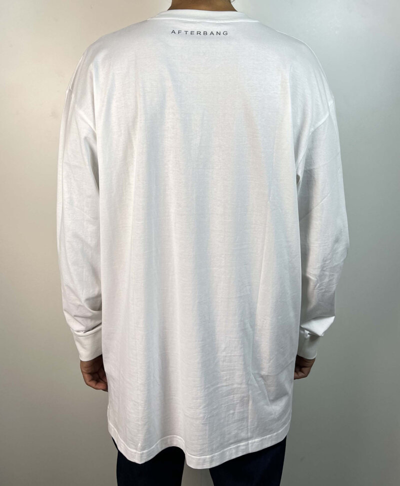 Camiseta de manga larga color blanco. Logo grande estampado en el pecho en color gris con borde negro.