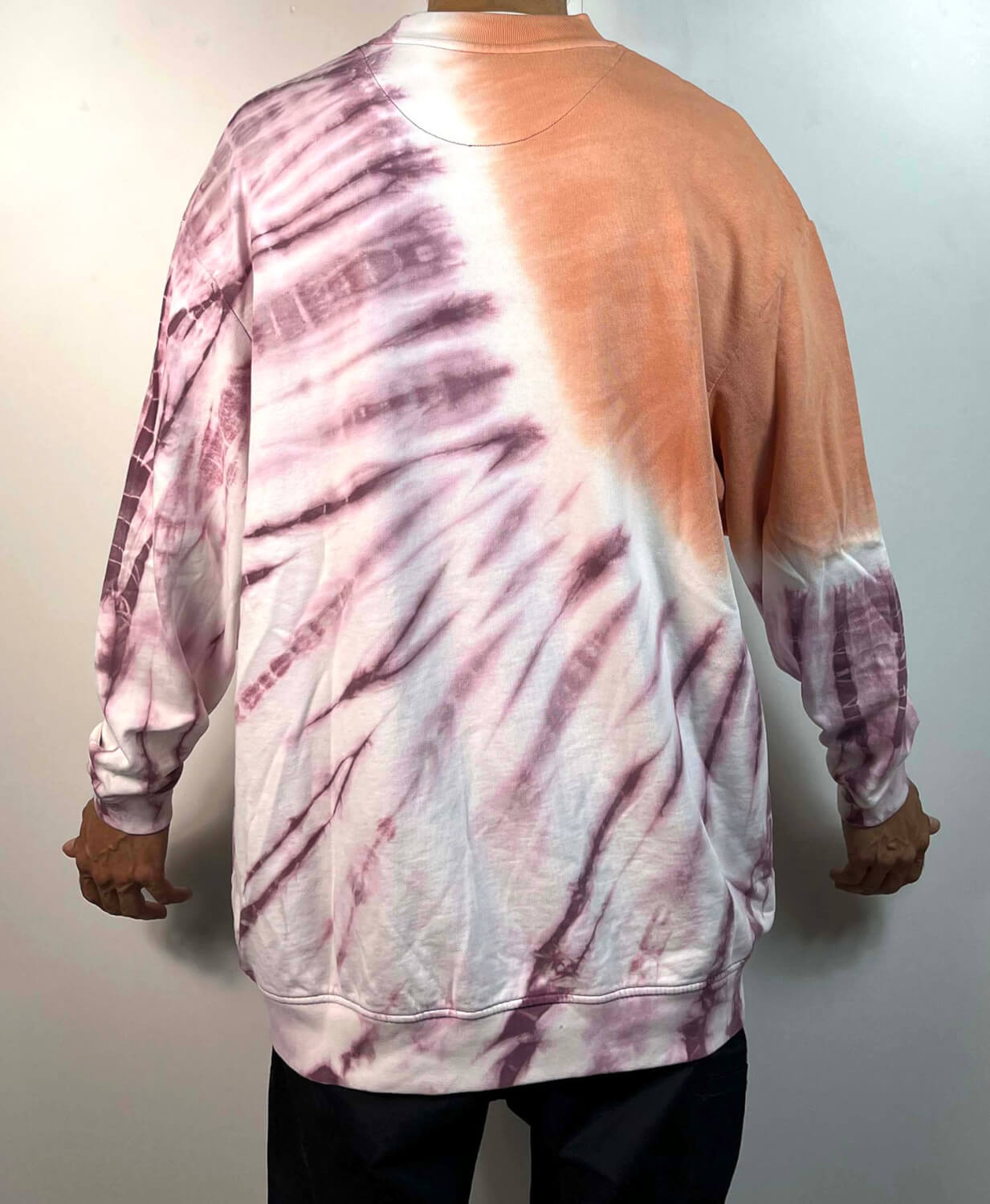 Camiseta de manga larga tie dye en tonos salmón, violeta, rosa y blanco.