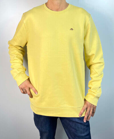 Sudadera sin capucha color amarillo con mini logo bordado en el pecho izquierdo en marrón.