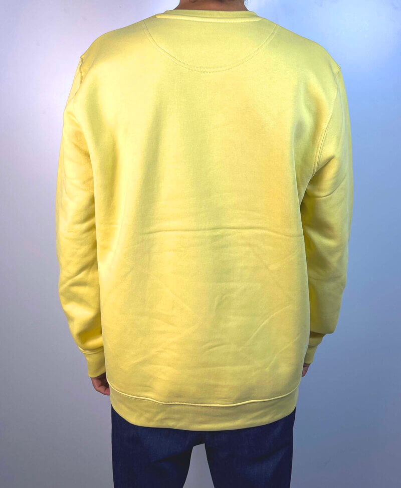 Sudadera sin capucha color amarillo con mini logo bordado en el pecho izquierdo en marrón.