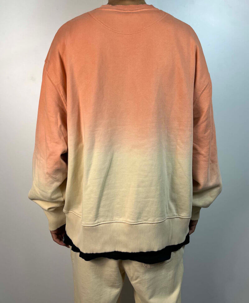 Sudadera sin capucha Rador Dye Afterbang. Color degradado de naranja a amarillo. Logo afterbang en impresión digital en el pecho.